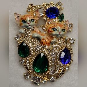 New Elegant Vintage-style Gold-tone Cat Brooch with Green and Blue Accents